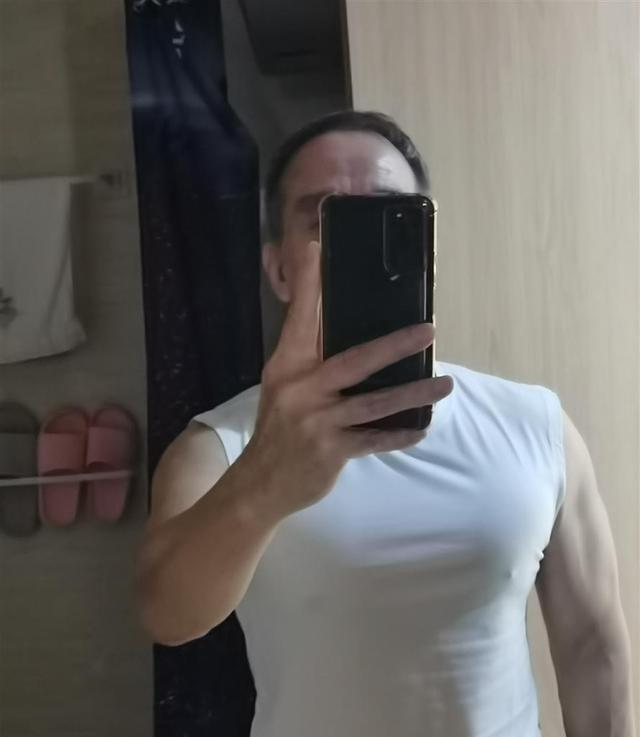 70岁大爷坚持俯卧撑十年，胸围突破112cm的秘诀！