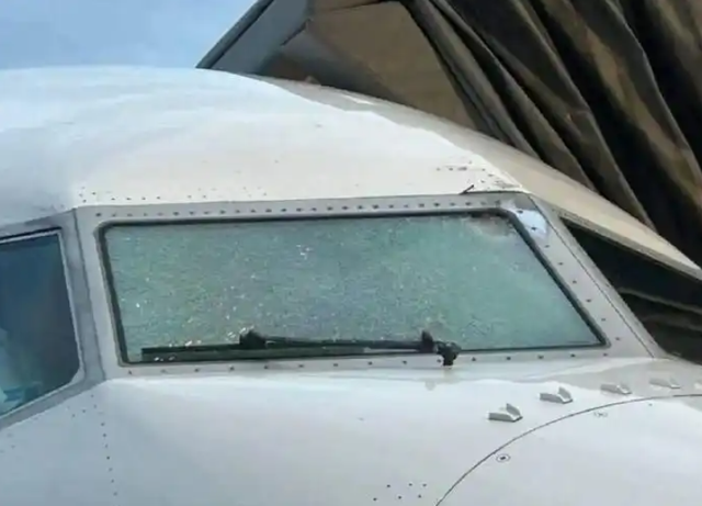 惊魂一刻！飞机挡风玻璃高空被击裂，太空垃圾正成航空安全新威胁