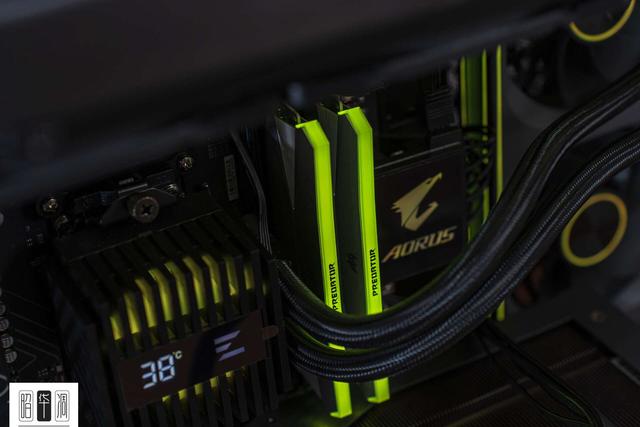 曲面玻璃的通透美学：乔思伯 TK-4 装机实录