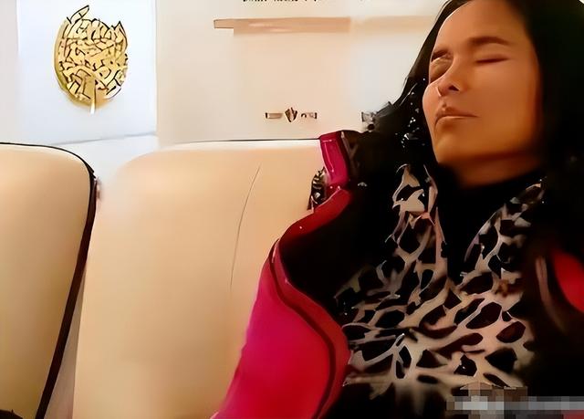 脊柱断裂、前夫已死，63岁的"亚洲天后"韦唯	，已然走上了另一条路