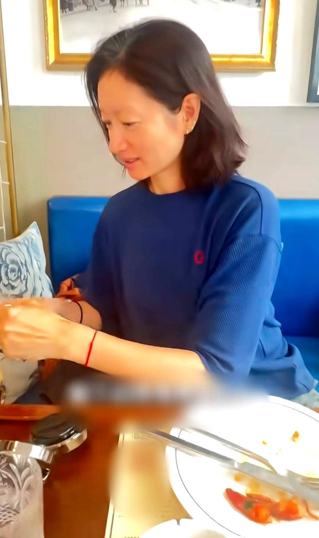 42岁沈佳妮在上海宴请好友，带保温杯学化妆状态年轻松弛感满满