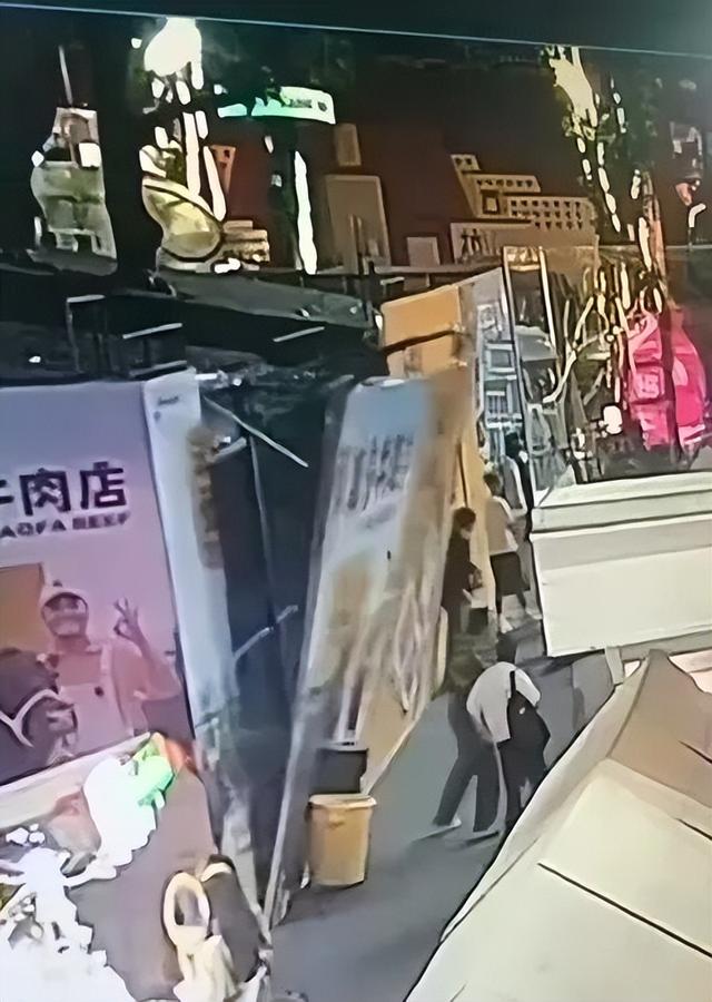 3米高广告牌突然倒塌，佛山男子住院32天索赔16万被拒	，涉事商家质疑：伤情不需要住院这么长时间