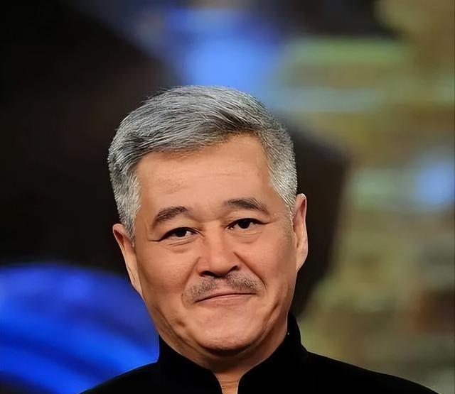 钱再多有用吗？68岁赵本山近况曝光，三人打伞伺候，女儿是心头病