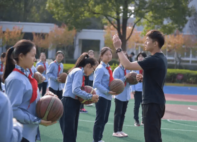 高三女生请假时遭班主任多次搂抱！校外公园还被 "指导动作"，更多女生站出来：他也这样对过我