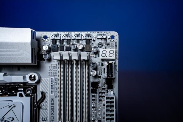 纯白旗舰新标杆!技嘉X870E X3D电竞冰雕主板性能首测