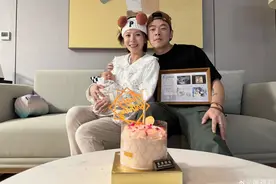 黄雅莉晒全家福为儿庆满月礼，产后瘦身有成，王皓弹吉他扮酷助兴图片