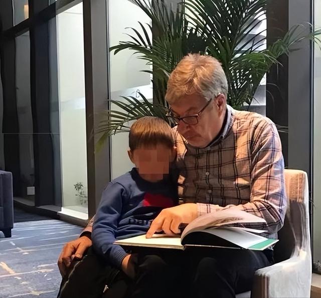 湖北打工妹嫁给英国高管，生下2个混血宝宝，婚后8年持刀捅死丈夫