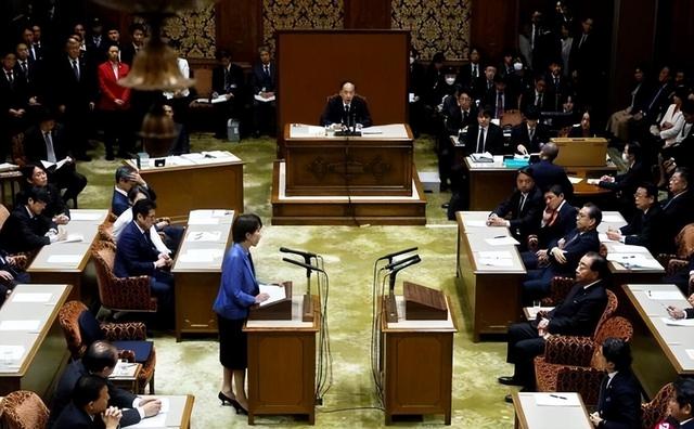 日本右翼彻底疯狂，一亿玉碎口号再次响起，解放军：比80年前更惨