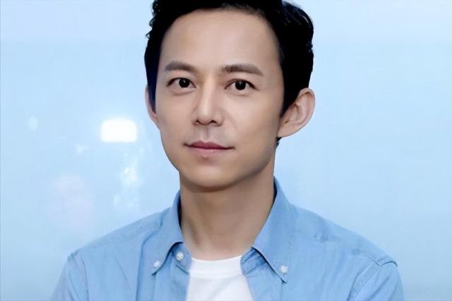 51岁主持人何炅：无妻无女、与保姆相伴，如今终于与自己和解