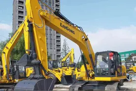 朋友想买200挖机在工地挣钱，我给他算了一笔账，打消了他的念头图片