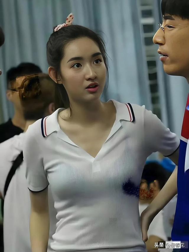 不得不说，导演怎么做到如此不脸红的，第一次见到校服是这样子的