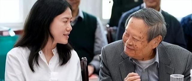 没想到，杨振宁去世后，49岁妻子翁帆，竟因一个动作实现口碑暴涨