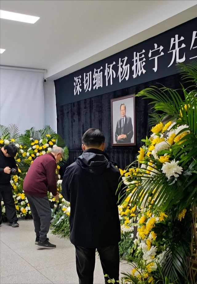 21年非议终成泪！杨振宁追悼会国旗盖身，翁帆站首位神情悲伤