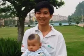单亲爸爸全职培养儿子，17年拍20万照片，儿子留学后却自杀了图片