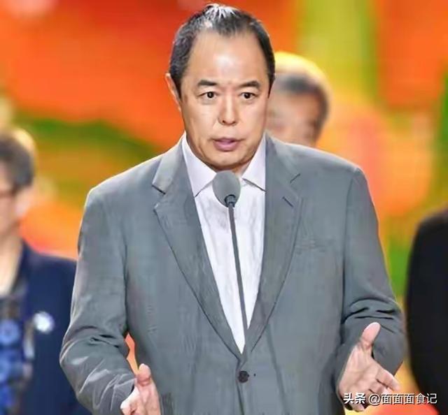 善恶终有报！68岁双腿包扎瘫在轮椅的张铁林，已然活成了“笑话”