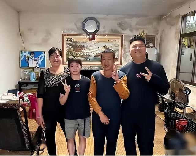 全红婵刚归队	，爸爸立迈合冠军广场牌子欢迎您，被质疑蹭女儿流量