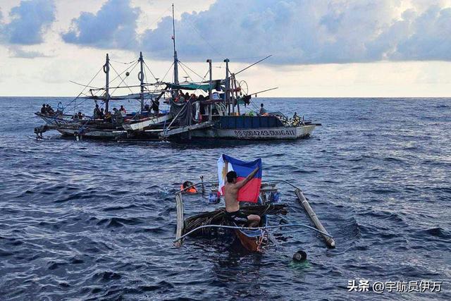 首次曝光：仁爱礁海域，中国海警拖离菲侵权船只，菲士兵已掏出枪