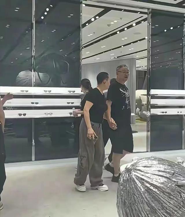 宋丹丹和老公赵玉吉在北京三里屯牵手逛街，两个人看起来太恩爱了