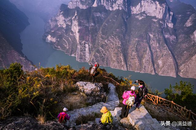 冬日巫山：红叶浸透风骨，江山如画