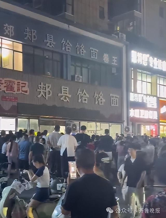 “3女带4孩续面”事件持续发酵，面馆老板账号被禁止关注，涉事门店已歇业！周边商户：很多人都在门口堵他
