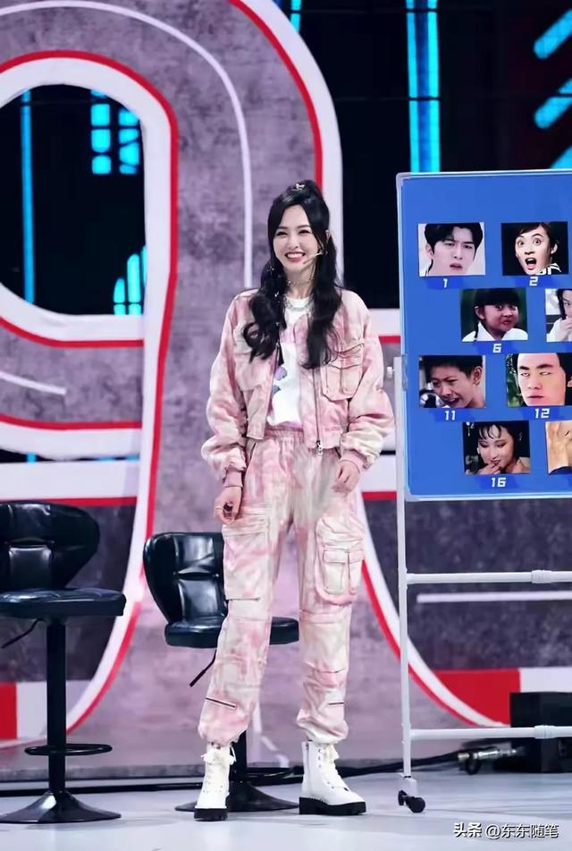 唐嫣在国外很豪放！穿连体衣下面不系扣，难道不好好穿衣就时髦？