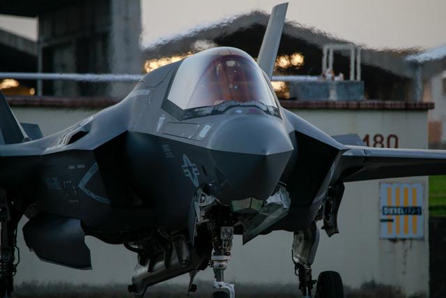 美军航展只顾炫技？F22故障戳破纸老虎，中国这一招才叫降维打击