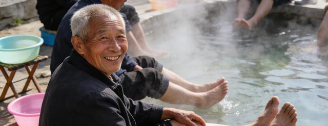 河南巩义出怪事了！一村突然冒出露天温泉，52℃暖水免费泡