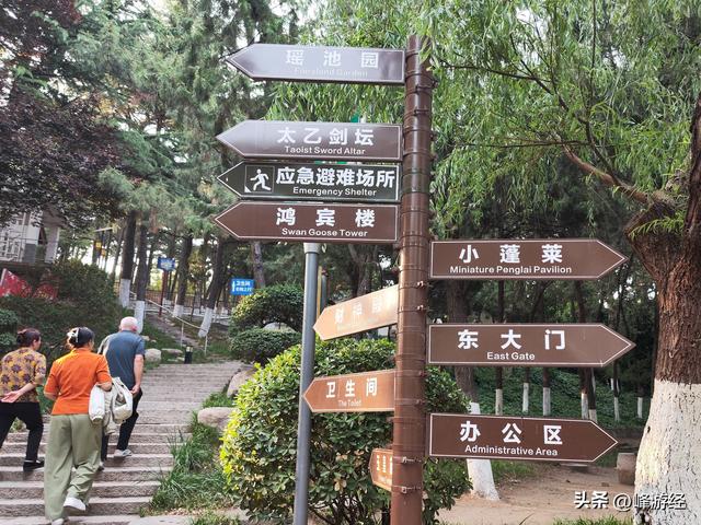 落日余晖下的毓璜顶一片金黄，毓璜和玉皇傻傻分不清