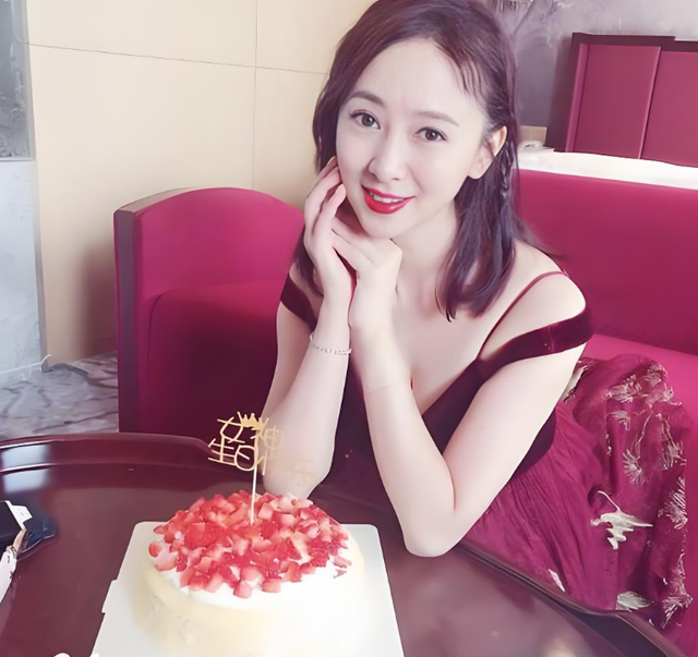 她出身清华大学，因拍三级片与父母决裂，如今再不让女儿进娱乐圈