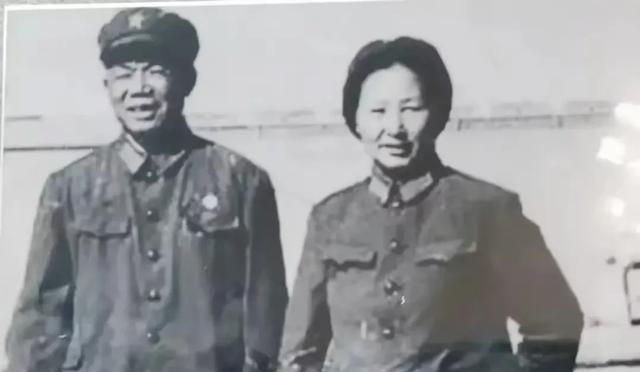 韩先楚夫人有多美？这是1970年留影	，她50岁，皮肤白皙，气质非凡