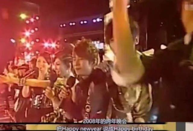 谢娜成为中秋晚会主持人不到24小时，恶心一幕出现，侯佩岑也遭殃