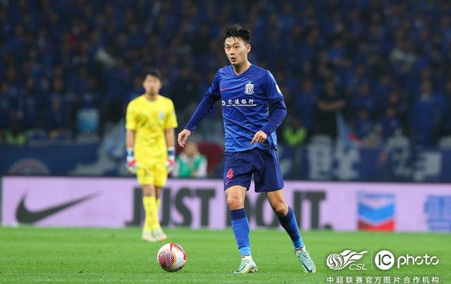 申花外援马纳法玩奥特曼体感游戏，动作标准找回童年感觉