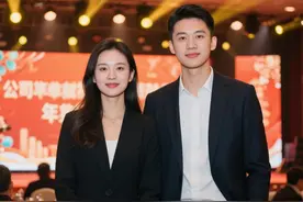 公司年会上，总裁女友却当众宣布和竹马订婚，我：马上辞职联姻图片