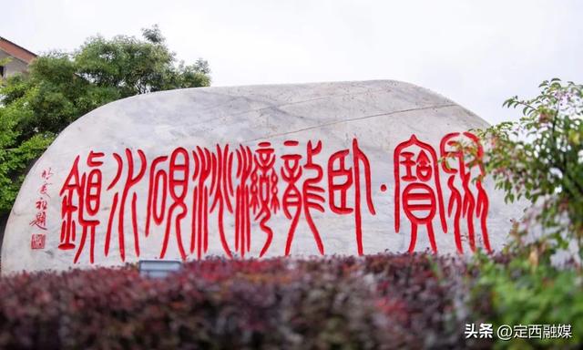 在卧龙湾水镇，听一场秋天的雨~