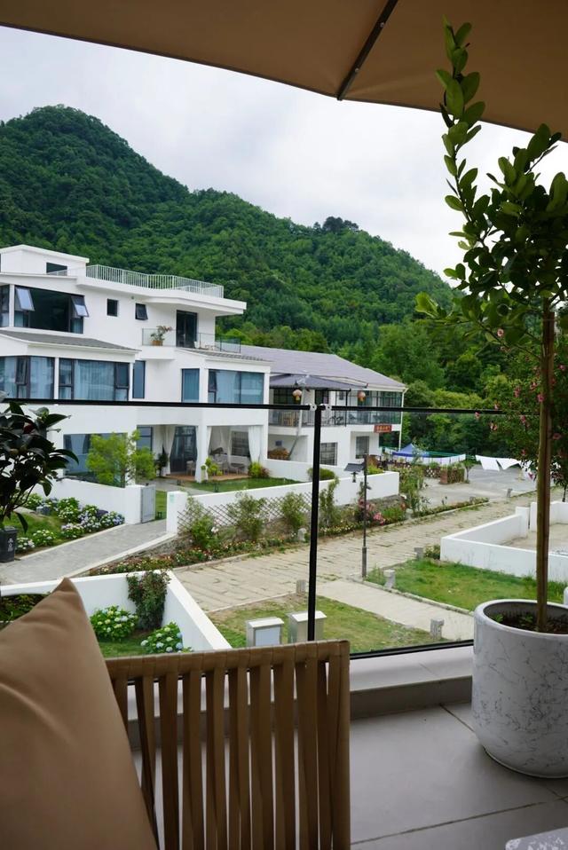 错峰隐居秦岭，开启初秋第一场旅行→