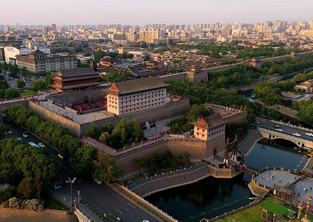 为何西安的城建看上去平淡无奇？武汉的城建看起来朝气蓬勃呢？