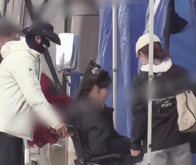 罗晋在八宝山为父亲办告别仪式	，没回江西，罗父在老家是大领导