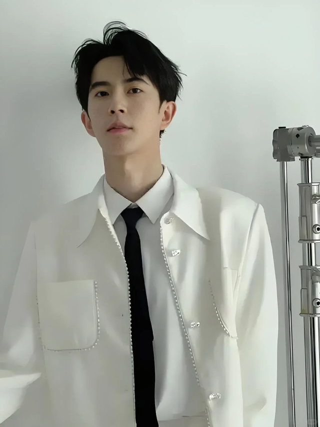 演都不演了，于朦胧离世不到24小时，恶心一幕出现了，李成儒遭殃