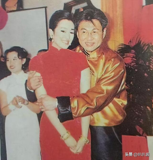 分手30年，被法国老公7字评价的巩俐，活成张艺谋高攀不起的存在