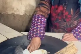 孙女拍农村奶奶洗碗，锅，网友：怎么进去，就怎么出来图片