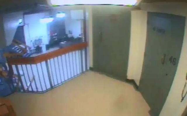 爱泼斯坦死亡前一晚监控引质疑,牢房附近有神秘橙色物体移动,法医专家认为是穿着连体囚服的人