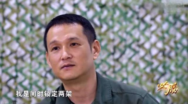 歼16戏耍两架隐形战机，贴背飞行后对方紧急逃离！F35还是F22？