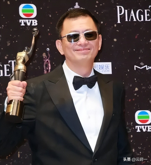 陪玩陪睡只是冰山一角，认干爹，舔手指，拜高踩低，实在荒唐！