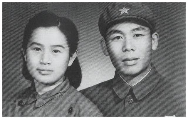 韩先楚的夫人有多美？这是1970留影，她50岁，皮肤白皙，气质非凡