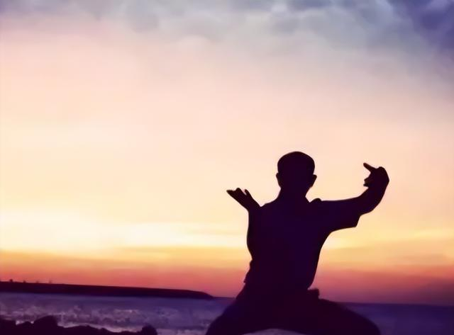 几十年练武才懂：聊聊内家拳“抬手忘肩”的奥妙，初学必看！