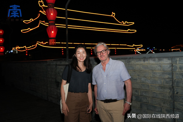【古今交响 一见钟“秦”】驻华外交官夜游西安城墙 共鉴古城文明印记