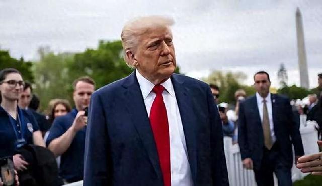 特朗普亲口下令，对华加税100%，但他没想到：中国已看清他的底牌