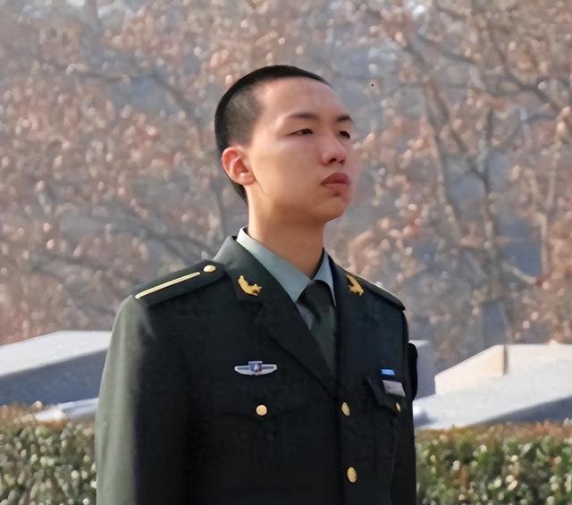 主席唯一曾孙子毛东东，今年22岁身高1米87，出生日期很有寓意！