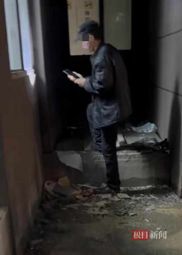 西安11岁男孩玩耍时坠入10多米深井身亡，井口外连夜设置围挡，警方等部门介入调查