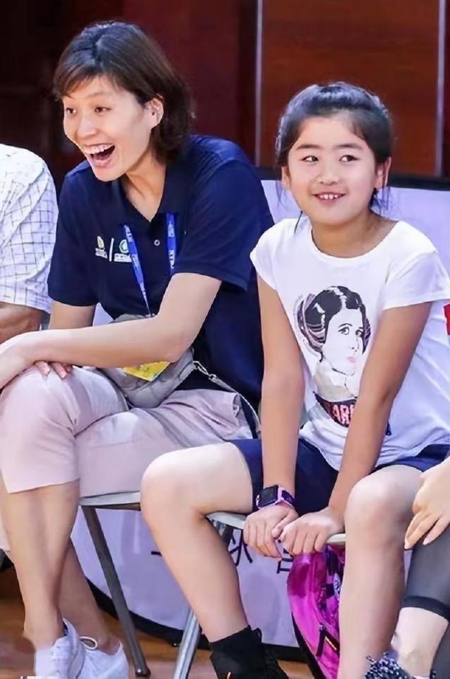 姚明女儿美到认不出！年仅15岁身高2米，是一名学霸	，不爱打篮球